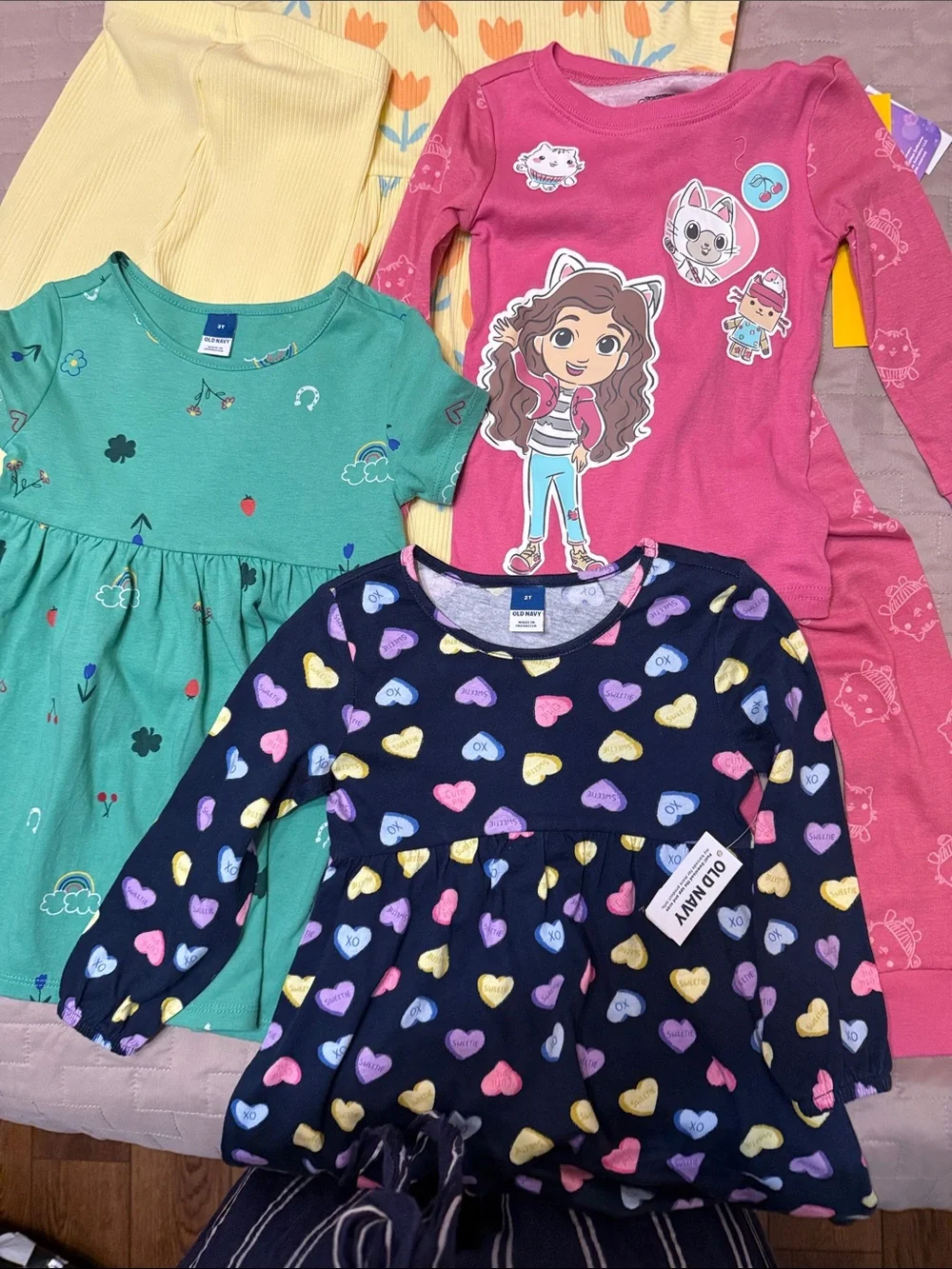Old Navy lot for two toddler girl!  Five items for a great !